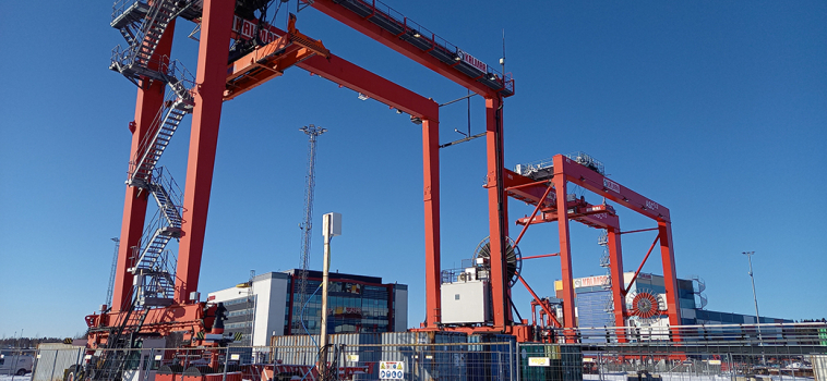 Remotely-controlled RTG cranes
